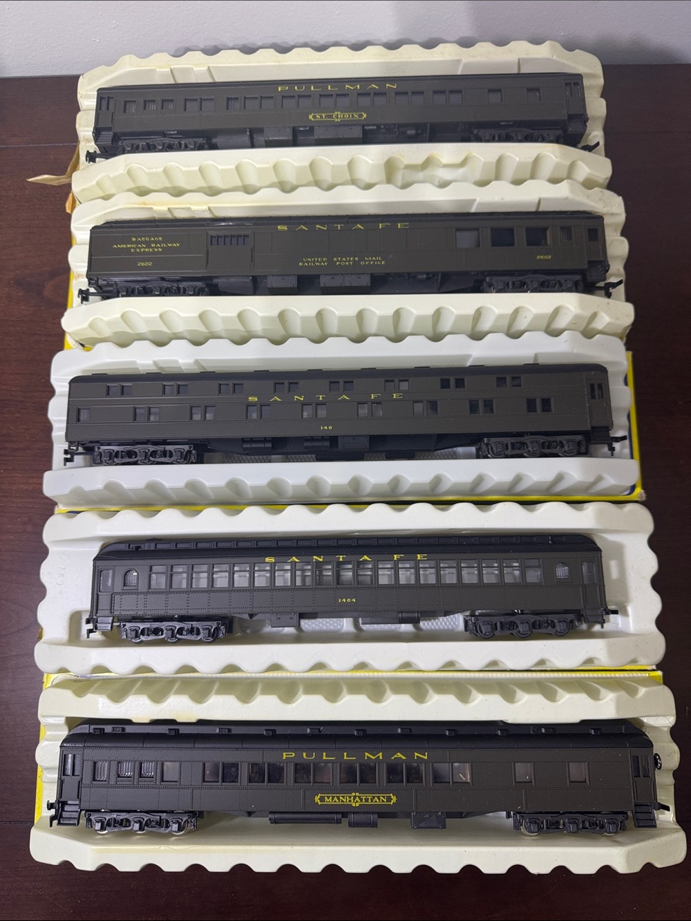 AHM Santa Fe 1920’s HO Scale 5 Piece Model Train Passenger Cars (New)